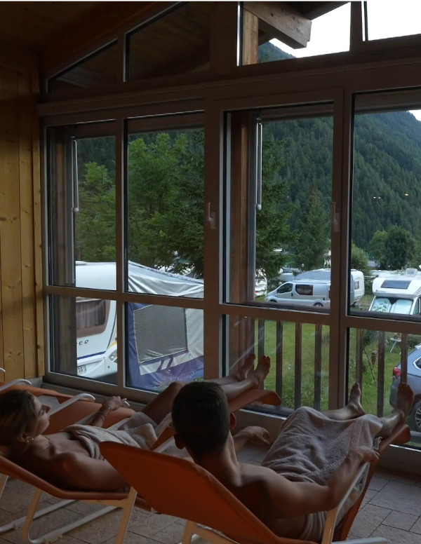 Liegen in der Sauna mit Blick zum See